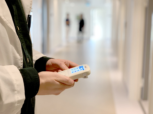 Doctor_using_RTX8633_Handset